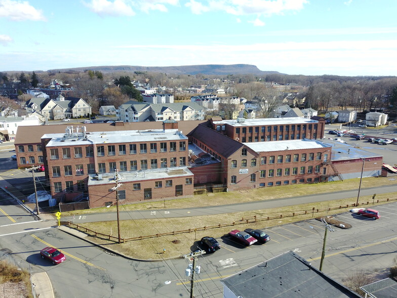 168 Center St, Southington, CT en alquiler - Foto del edificio - Imagen 1 de 24