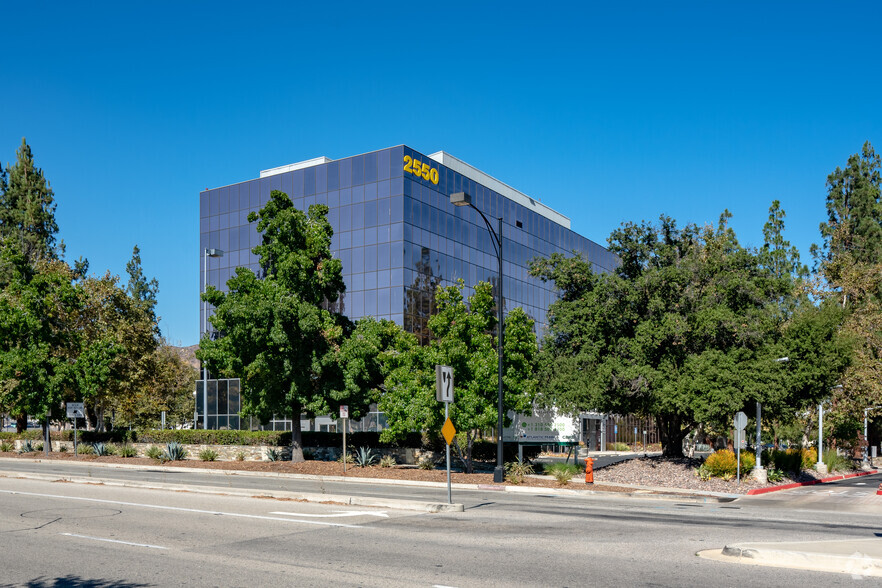 2550 N Hollywood Way, Burbank, CA en alquiler - Foto del edificio - Imagen 2 de 8