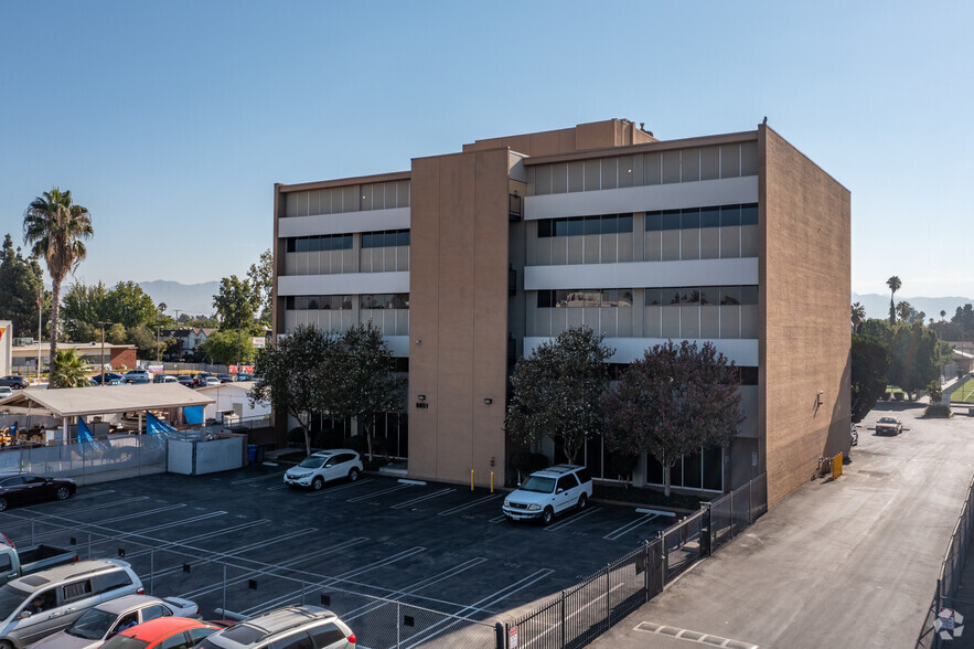 6851 Lennox Ave, Van Nuys, CA en alquiler - Foto del edificio - Imagen 2 de 14