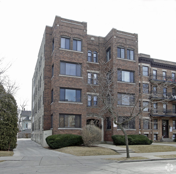 2564-2566 N Lake Dr, Milwaukee, WI en venta - Foto del edificio - Imagen 2 de 2