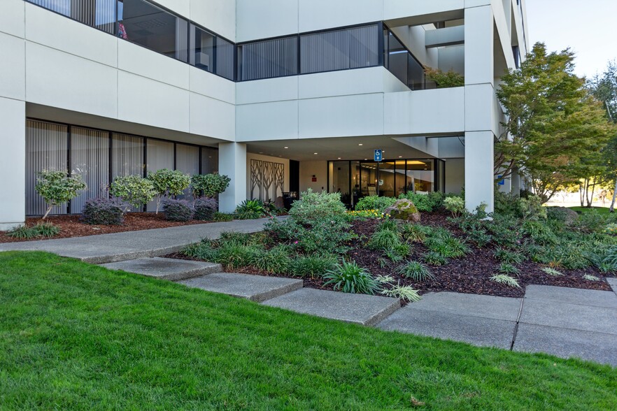 2535 Capitol Oaks Dr, Sacramento, CA en alquiler - Foto del edificio - Imagen 2 de 14