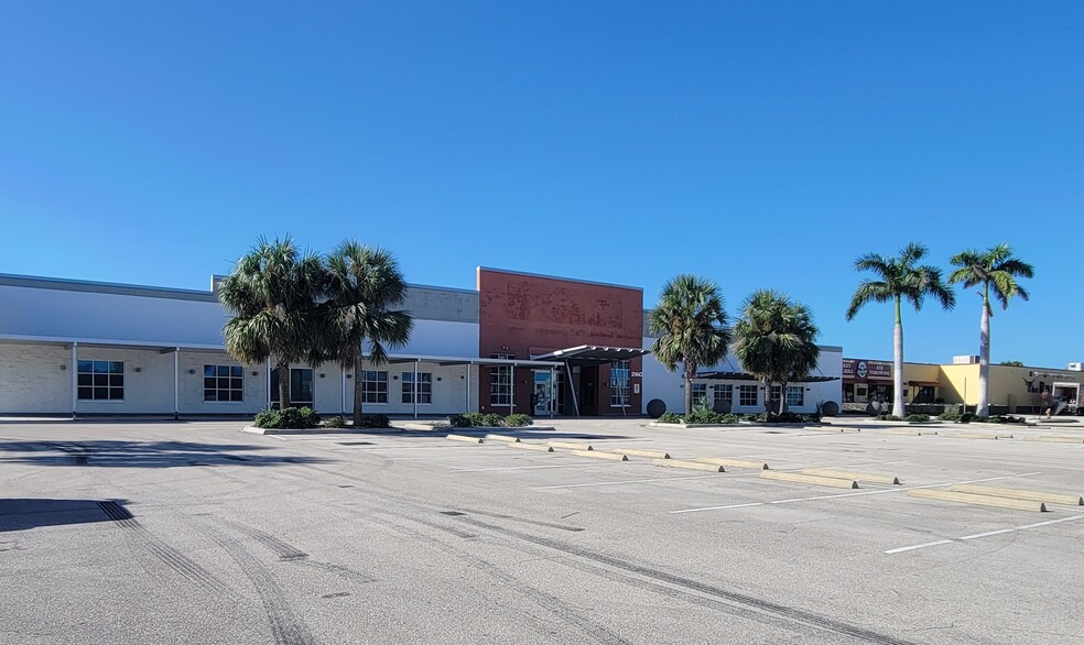 2160 Colonial Blvd, Fort Myers, FL en alquiler - Foto del edificio - Imagen 2 de 15