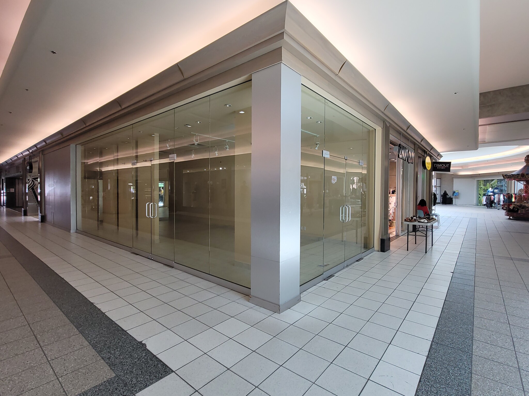 5800 Boul Cavendish, Cote-St-Luc, QC en alquiler Lobby- Imagen 1 de 8