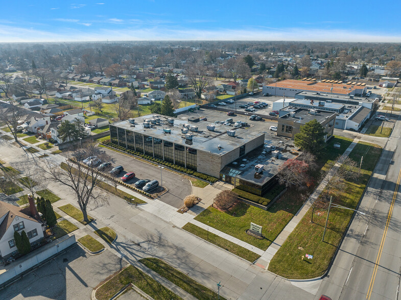 17200 E Ten Mile Rd, Eastpointe, MI en venta - Foto del edificio - Imagen 3 de 12