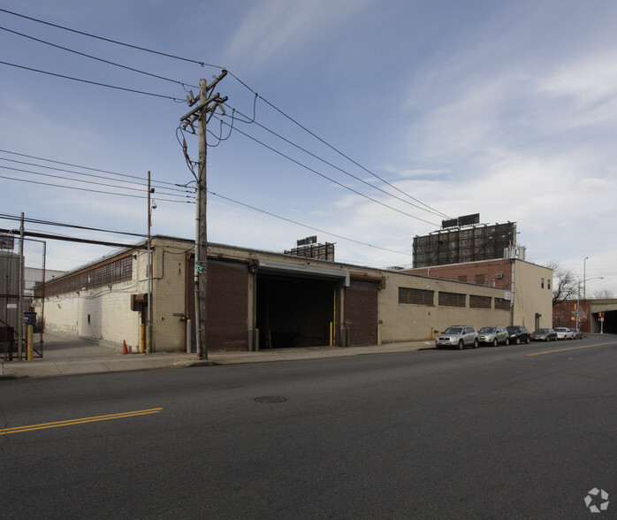 5950 Borden Ave, Maspeth, NY en alquiler - Foto del edificio - Imagen 2 de 8