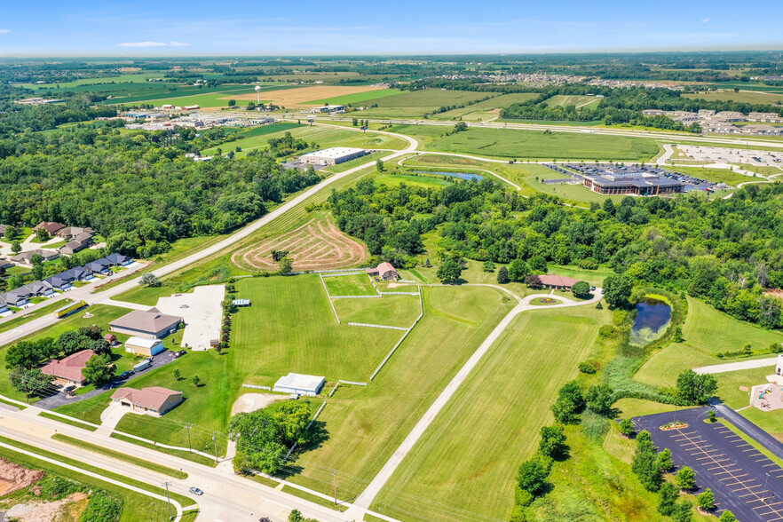 2108 Lawrence Dr, De Pere, WI en venta - Vista aérea - Imagen 1 de 13