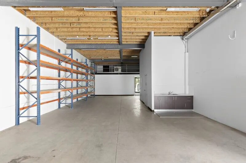 73 Wharf Rd, Port Melbourne, VIC 3207 - Unidad 4 -  - Foto del interior - Image 2 of 5