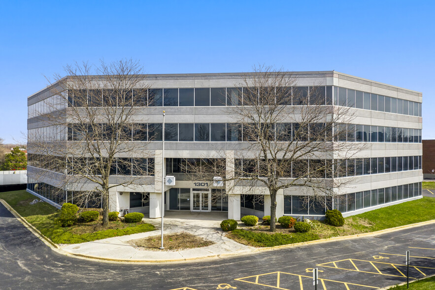 1301 Basswood Rd, Schaumburg, IL en venta - Foto del edificio - Imagen 2 de 38