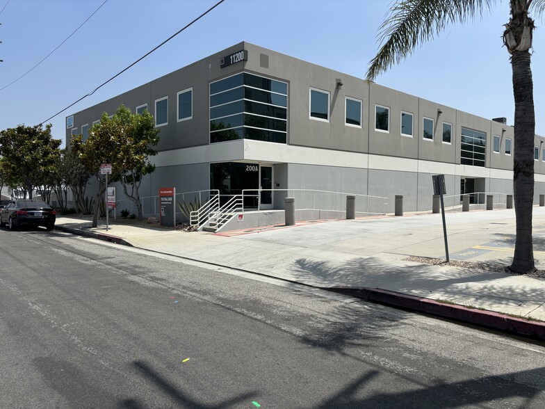 11200 Hindry Ave, Los Angeles, CA en alquiler - Foto del edificio - Imagen 1 de 4