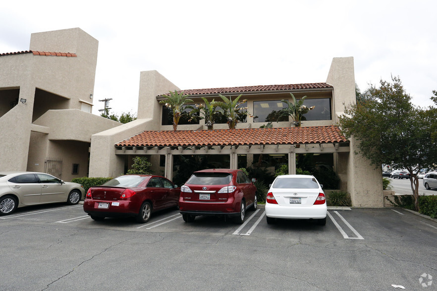 6024 Fallbrook Ave, Woodland Hills, CA en venta - Foto del edificio - Imagen 2 de 8