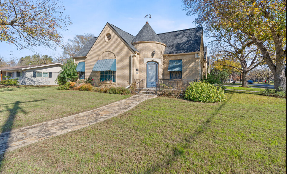 762 S Guadalupe St, Lockhart, TX en venta - Foto principal - Imagen 1 de 39