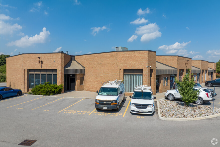 588 Edward Ave, Richmond Hill, ON en venta - Foto del edificio - Imagen 2 de 4