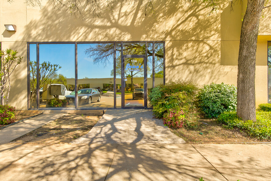 807 Forest Ridge Dr, Bedford, TX en alquiler - Foto del edificio - Imagen 2 de 7