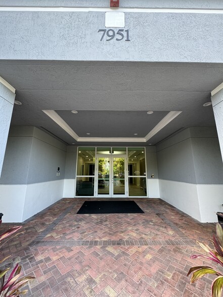 7951 Riviera Blvd, Miramar, FL en alquiler - Foto del edificio - Imagen 2 de 24