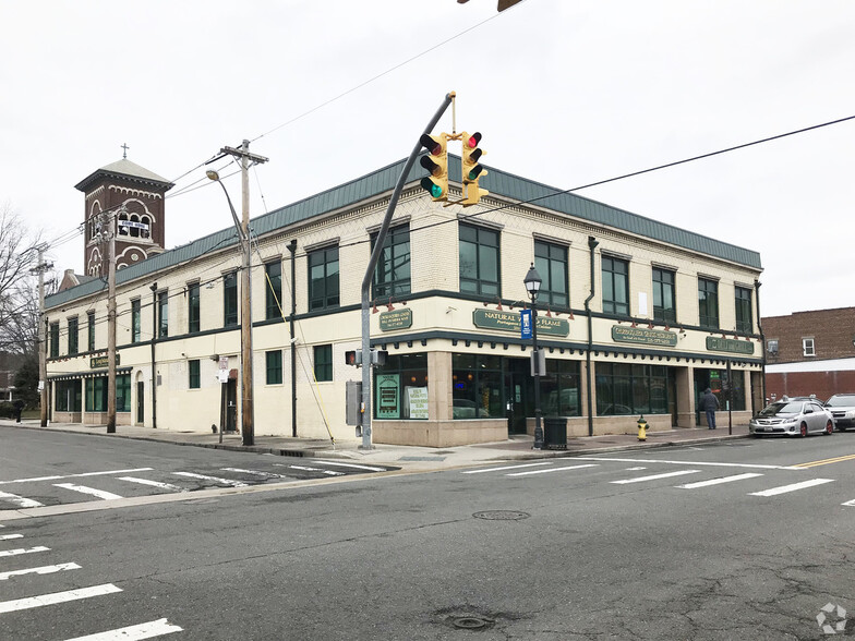 40 Guy Lombardo Ave, Freeport, NY en alquiler - Foto del edificio - Imagen 1 de 1