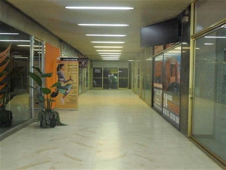 Local en León, León en venta - Foto del edificio - Imagen 2 de 9