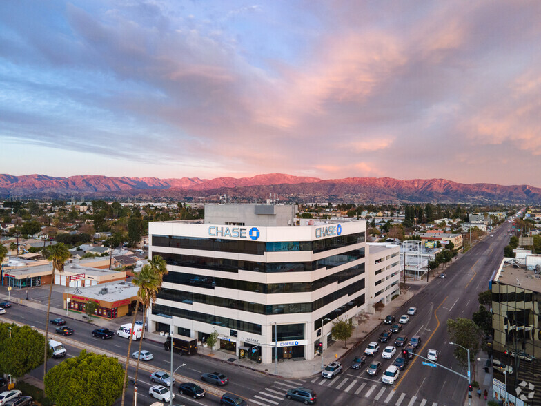 6400 Laurel Canyon Blvd, North Hollywood, CA en alquiler - Vista aérea - Imagen 3 de 4