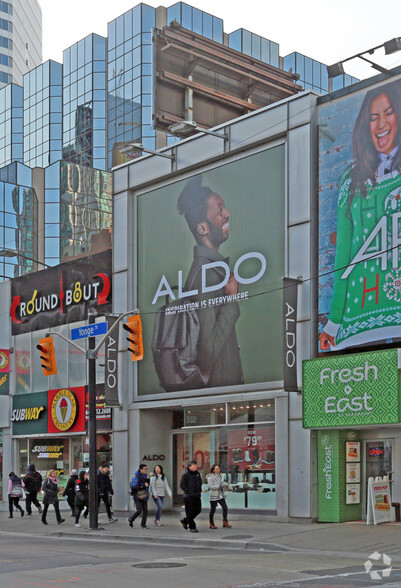 332 Yonge Street Toronto, Toronto, ON en venta - Foto del edificio - Imagen 2 de 3