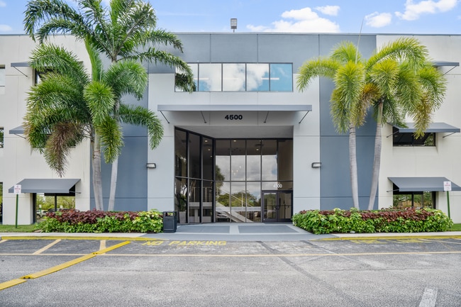 Más detalles de 4500 N State Road 7, Lauderdale Lakes, FL - Oficina en alquiler