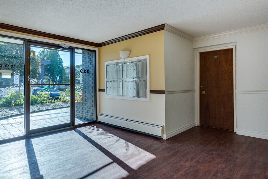 329 7th St, New Westminster, BC en venta - Lobby - Imagen 3 de 9