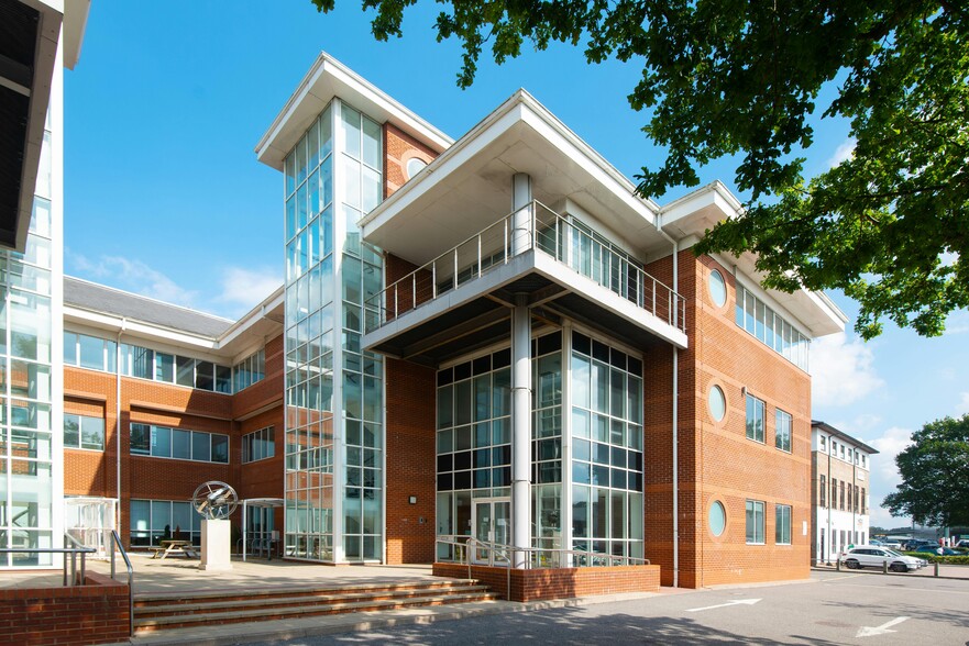 Fleming Way, Crawley en alquiler - Foto del edificio - Imagen 1 de 24