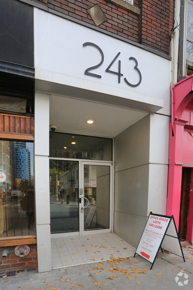 241-243 Queen St W, Toronto, ON en alquiler - Foto del edificio - Imagen 3 de 4