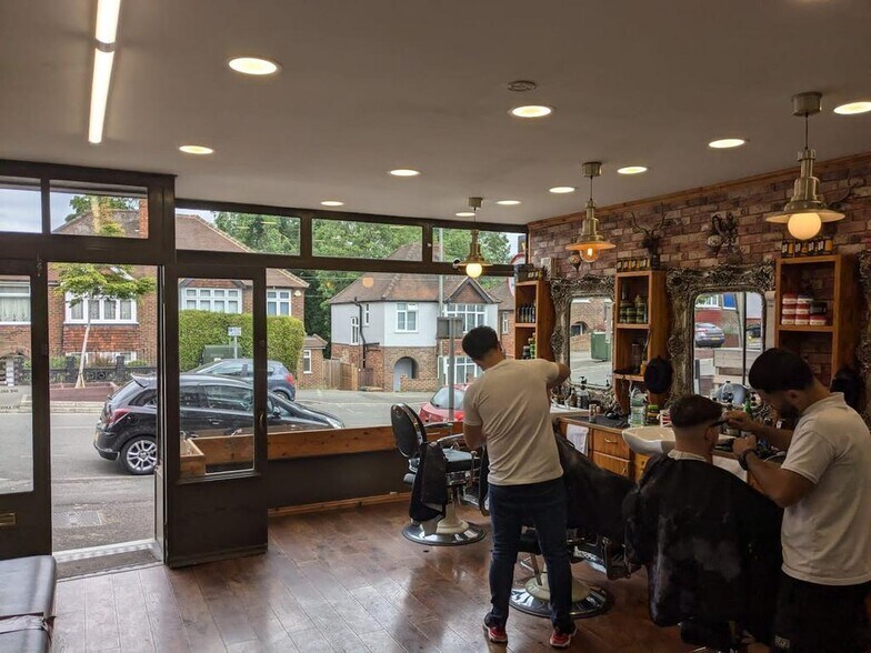 35 Woodbridge Hl, Guildford en venta - Foto del edificio - Imagen 3 de 3