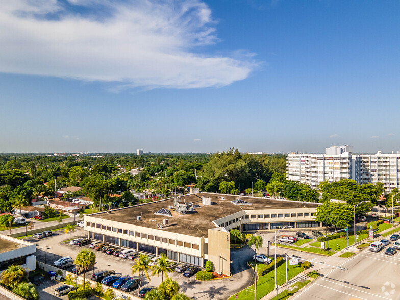 1380 NE Miami Gardens Dr, North Miami Beach, FL en alquiler - Foto del edificio - Imagen 3 de 5