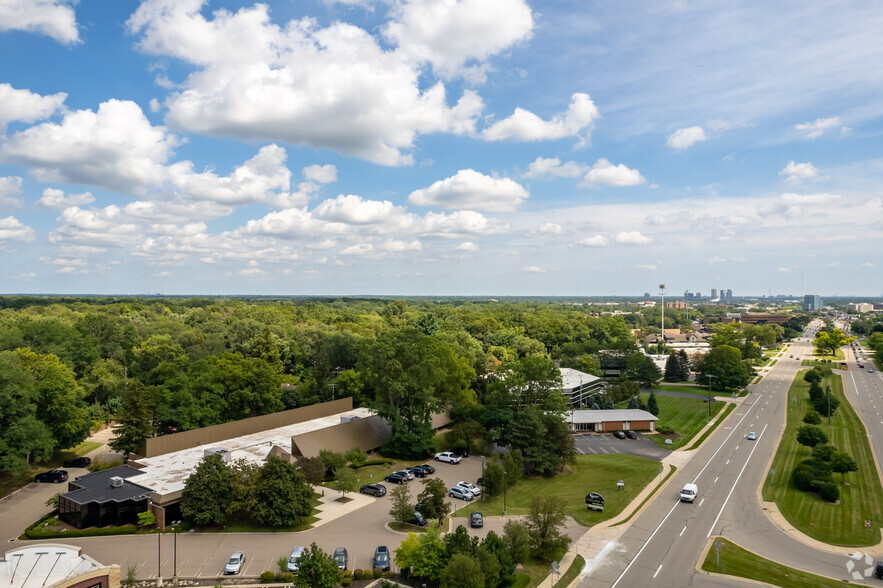 29600 Northwestern Hwy, Southfield, MI en alquiler - Vista aérea - Imagen 2 de 6