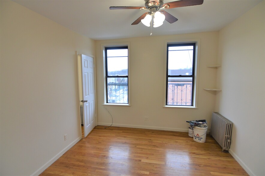 59-66 56th Ave, Flushing, NY en venta - Foto del interior - Imagen 3 de 6