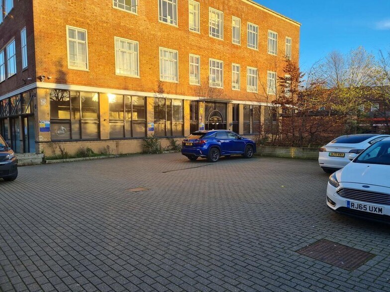 26 Whitefriars Av, Harrow en venta - Foto del edificio - Imagen 3 de 6