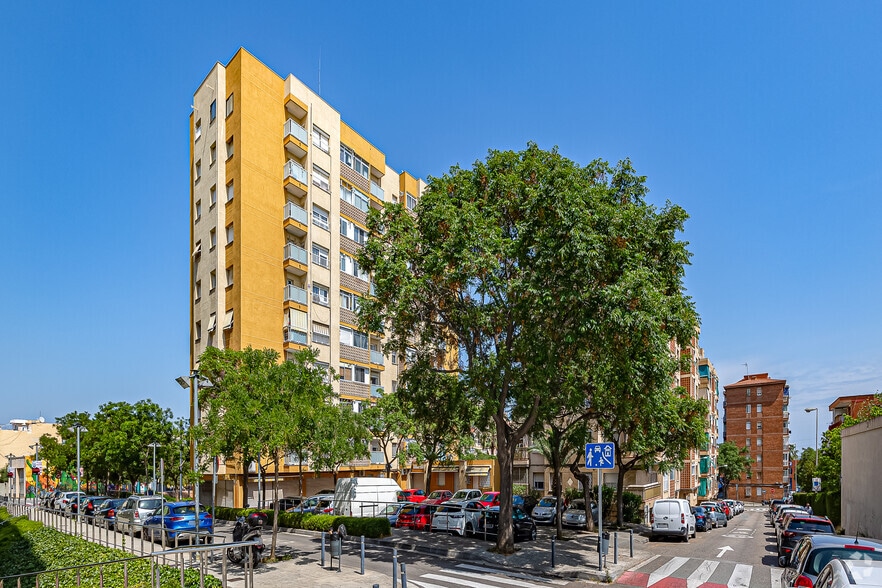 Edificio residencial en Sant Boi de Llobregat, Barcelona en venta - Foto principal - Imagen 1 de 3