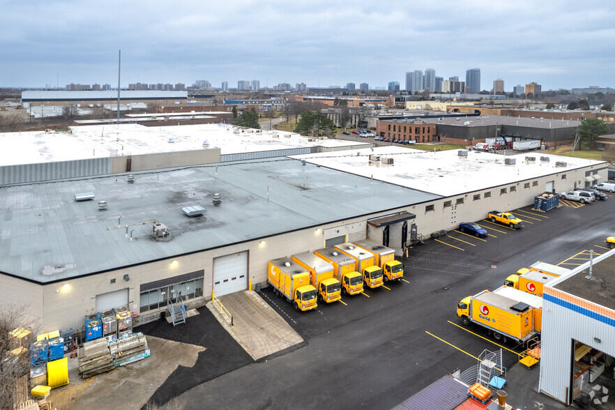 30 Rolark Dr, Toronto, ON en alquiler - Foto del edificio - Imagen 2 de 3