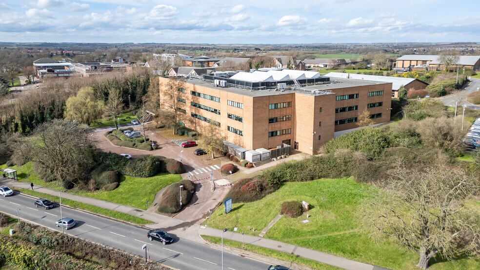 Manton Ln, Bedford en venta - Foto del edificio - Imagen 2 de 7