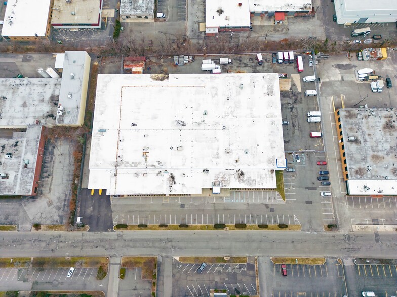 100 Commercial St, Plainview, NY en alquiler - Foto del edificio - Imagen 2 de 5