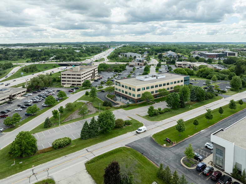 N14W23800 Stone Ridge Dr, Waukesha, WI en alquiler - Foto del edificio - Imagen 2 de 3