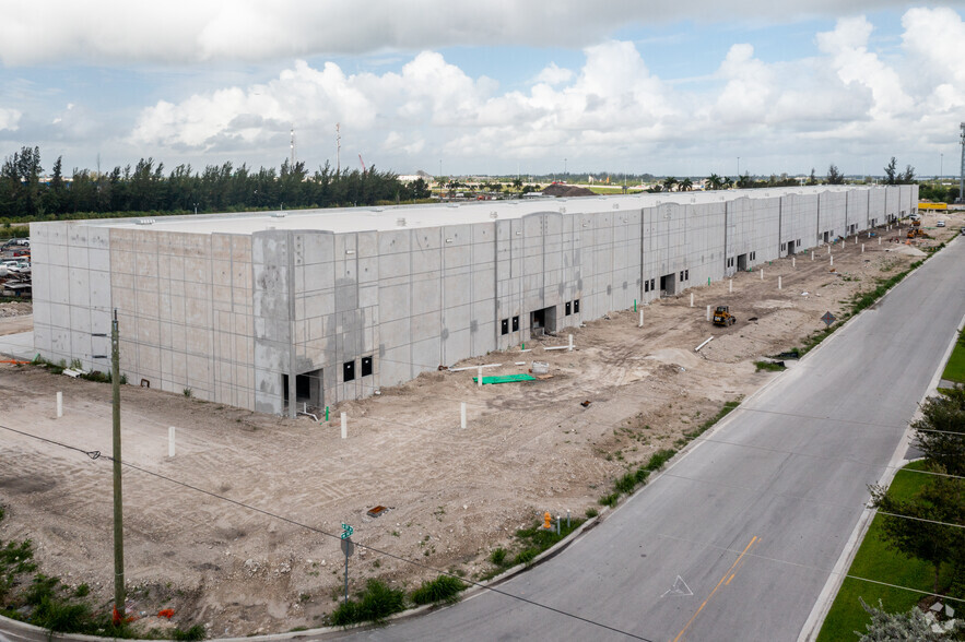 10900 NW 146th St, Hialeah Gardens, FL en alquiler - Foto del edificio - Imagen 1 de 8