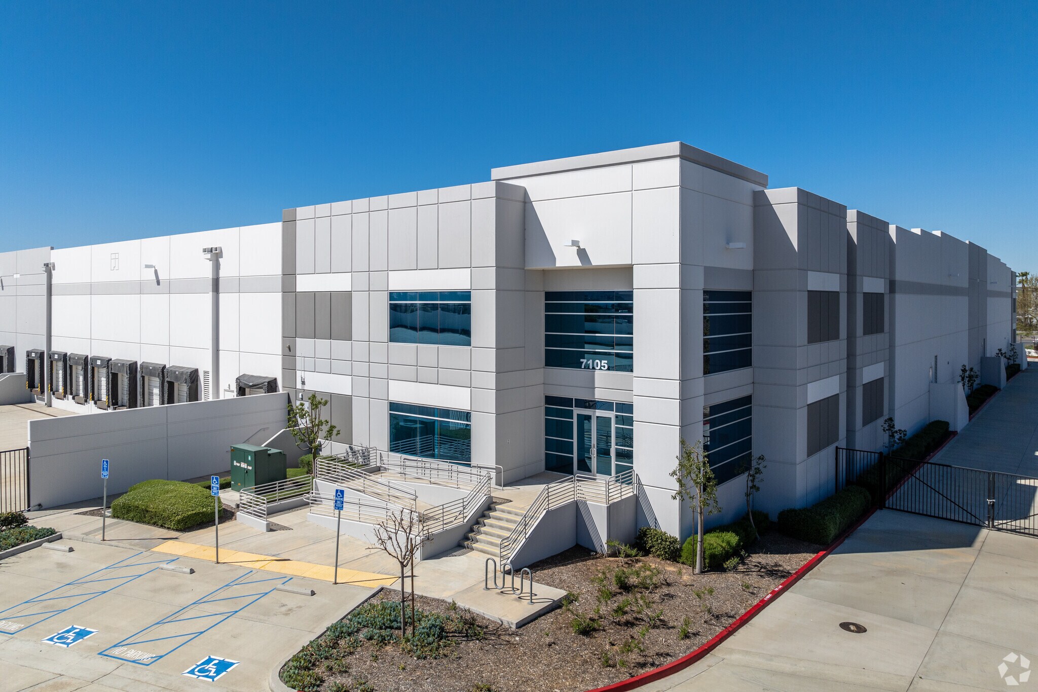 7105 Old 215 Frontage Rd, Riverside, CA en alquiler Foto principal- Imagen 1 de 7