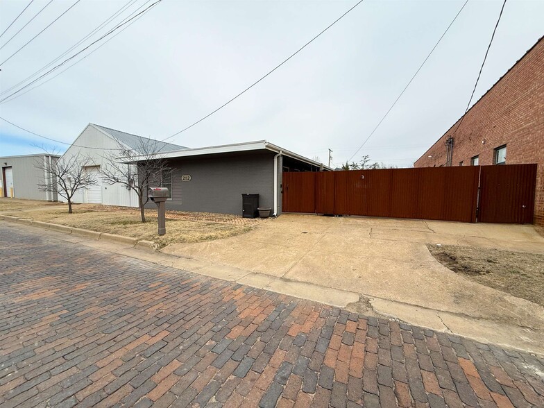 212 N 3rd St, Salina, KS en venta - Foto del edificio - Imagen 2 de 21