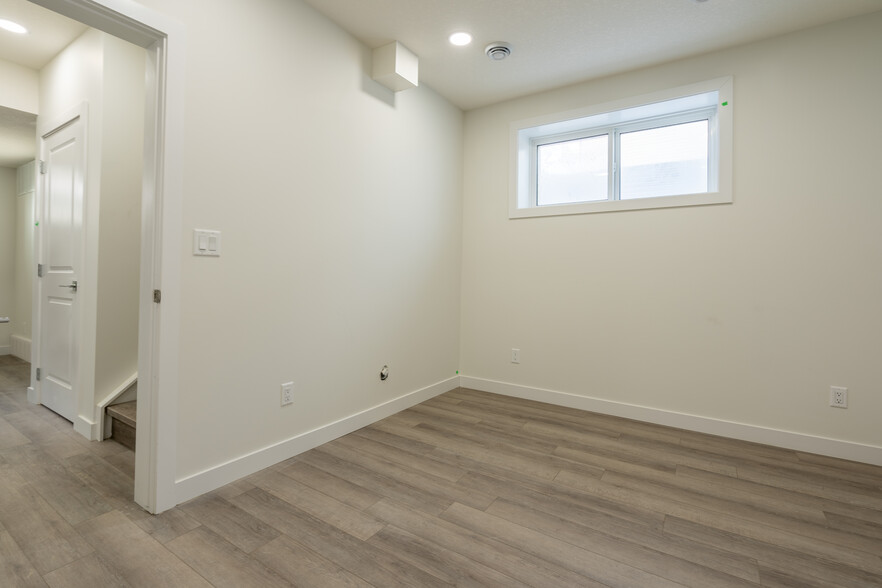 10446 142 St NW, Edmonton, AB en venta - Foto del edificio - Imagen 2 de 30