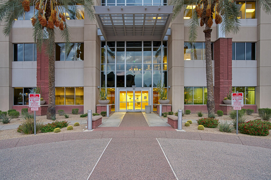 3805 E Bell Rd, Phoenix, AZ en alquiler - Foto del edificio - Imagen 3 de 7