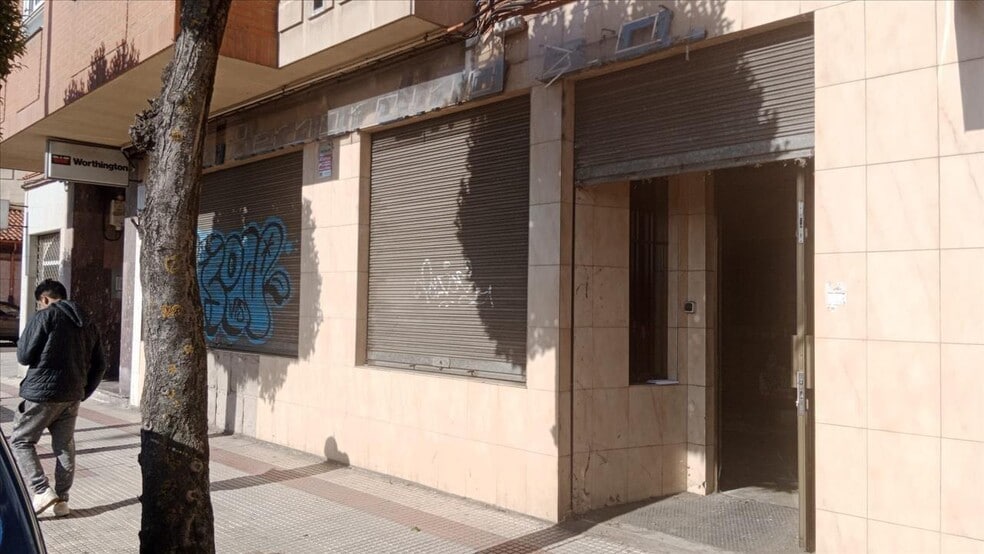 Local en León, León en venta - Foto del edificio - Imagen 2 de 18