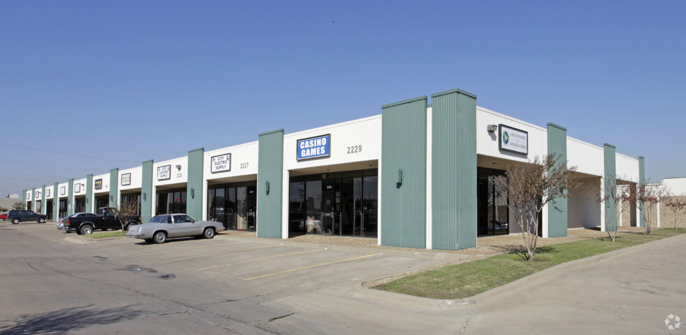 2211-2229 E Division St, Arlington, TX en alquiler - Foto del edificio - Imagen 1 de 4