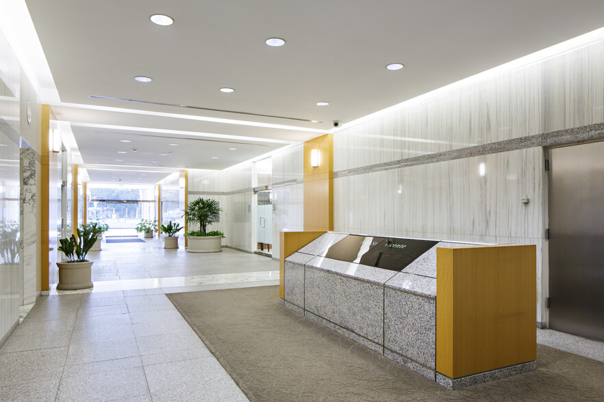 6310 San Vicente Blvd, Los Angeles, CA en alquiler - Lobby - Imagen 3 de 11