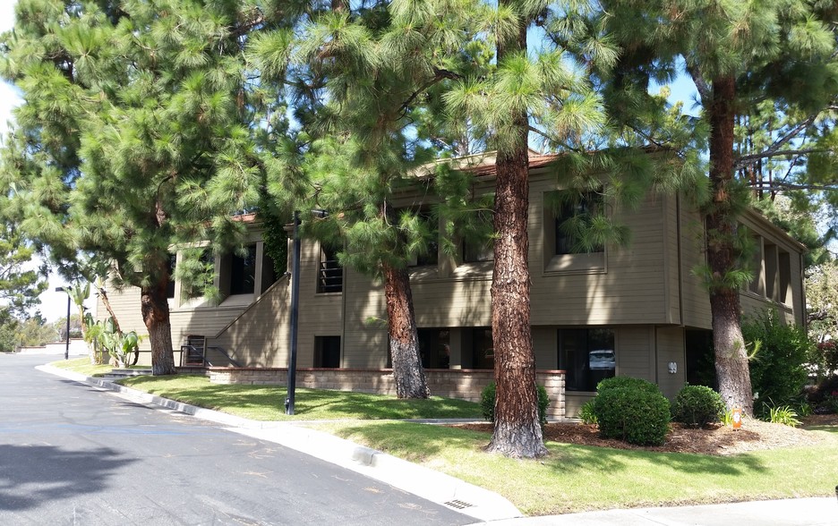 99 Long Ct, Thousand Oaks, CA en alquiler - Foto del edificio - Imagen 1 de 4