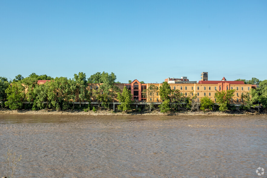 1 Riverfront Plz, Lawrence, KS en venta - Foto del edificio - Imagen 1 de 3