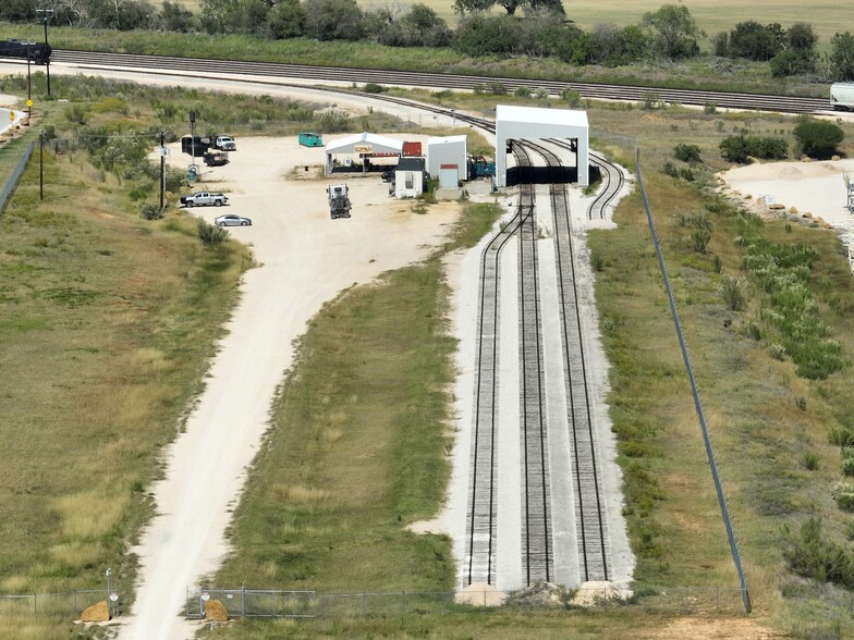 16492 Old Corpus Christi Rd, Elmendorf, TX en alquiler - Foto del edificio - Imagen 2 de 7