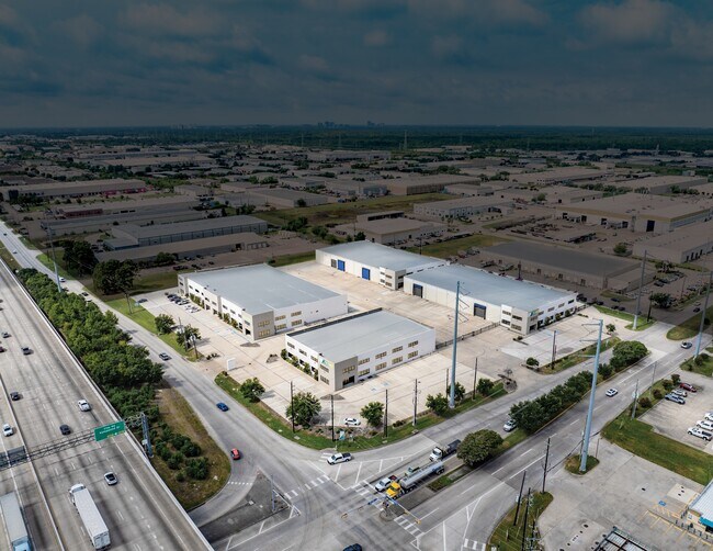 Más detalles de 5655 W Sam Houston Pky N, Houston, TX - Varios usos en alquiler
