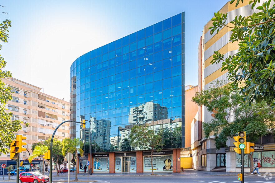 Avenida de la Aurora, 69, Málaga, Málaga en alquiler - Foto del edificio - Imagen 2 de 2
