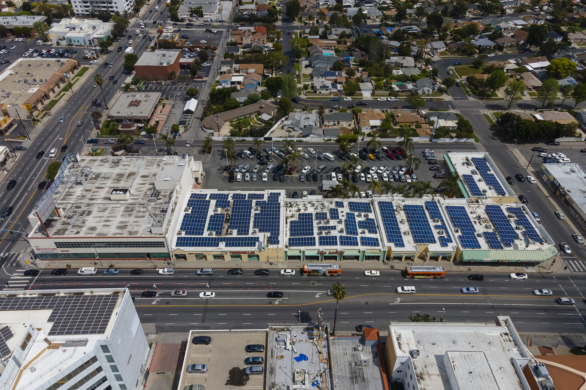 8200-8252 Van Nuys Blvd, Panorama City, CA en alquiler Foto del edificio- Imagen 1 de 5